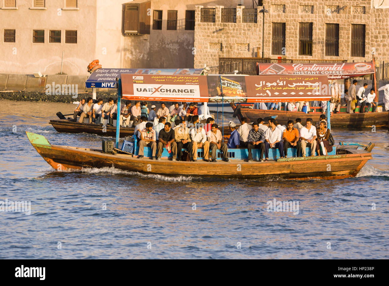 DUBAI, Emirati Arabi Uniti - acqua Abra taxi traghetti passeggeri su Dubai Creek. Foto Stock