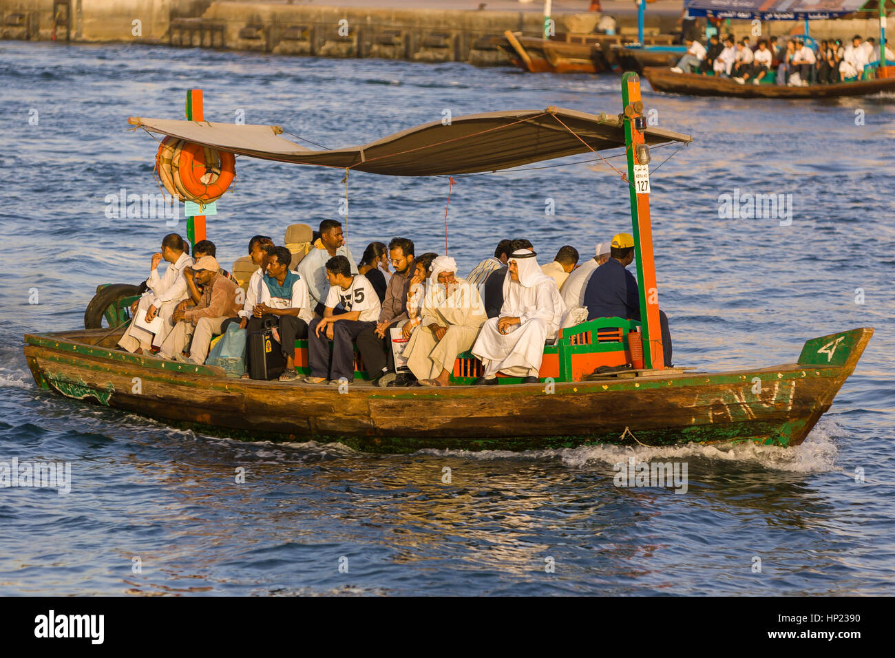 DUBAI, Emirati Arabi Uniti - acqua Abra taxi traghetti passeggeri su Dubai Creek. Foto Stock
