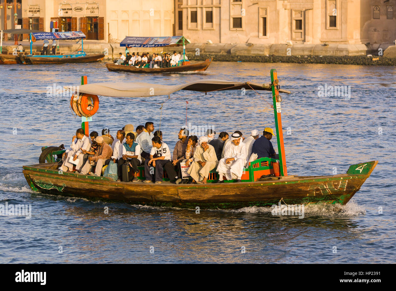 DUBAI, Emirati Arabi Uniti - acqua Abra taxi traghetti passeggeri su Dubai Creek. Foto Stock