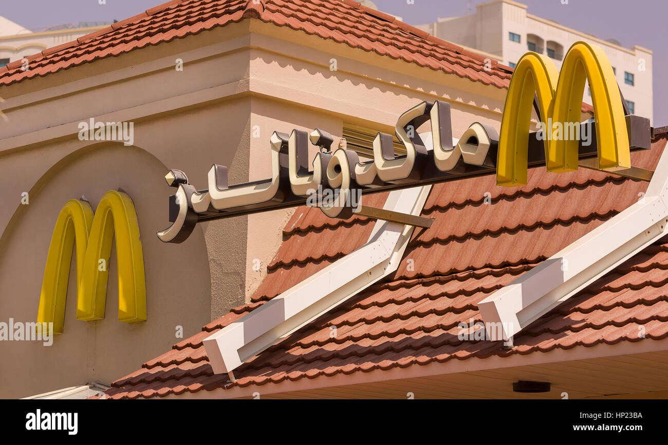 SHARJAH EMIRATI ARABI UNITI - MacDonald's ristorante fast food sign in arabo. Sharjah city è 10km a nord est di Dubai. Foto Stock