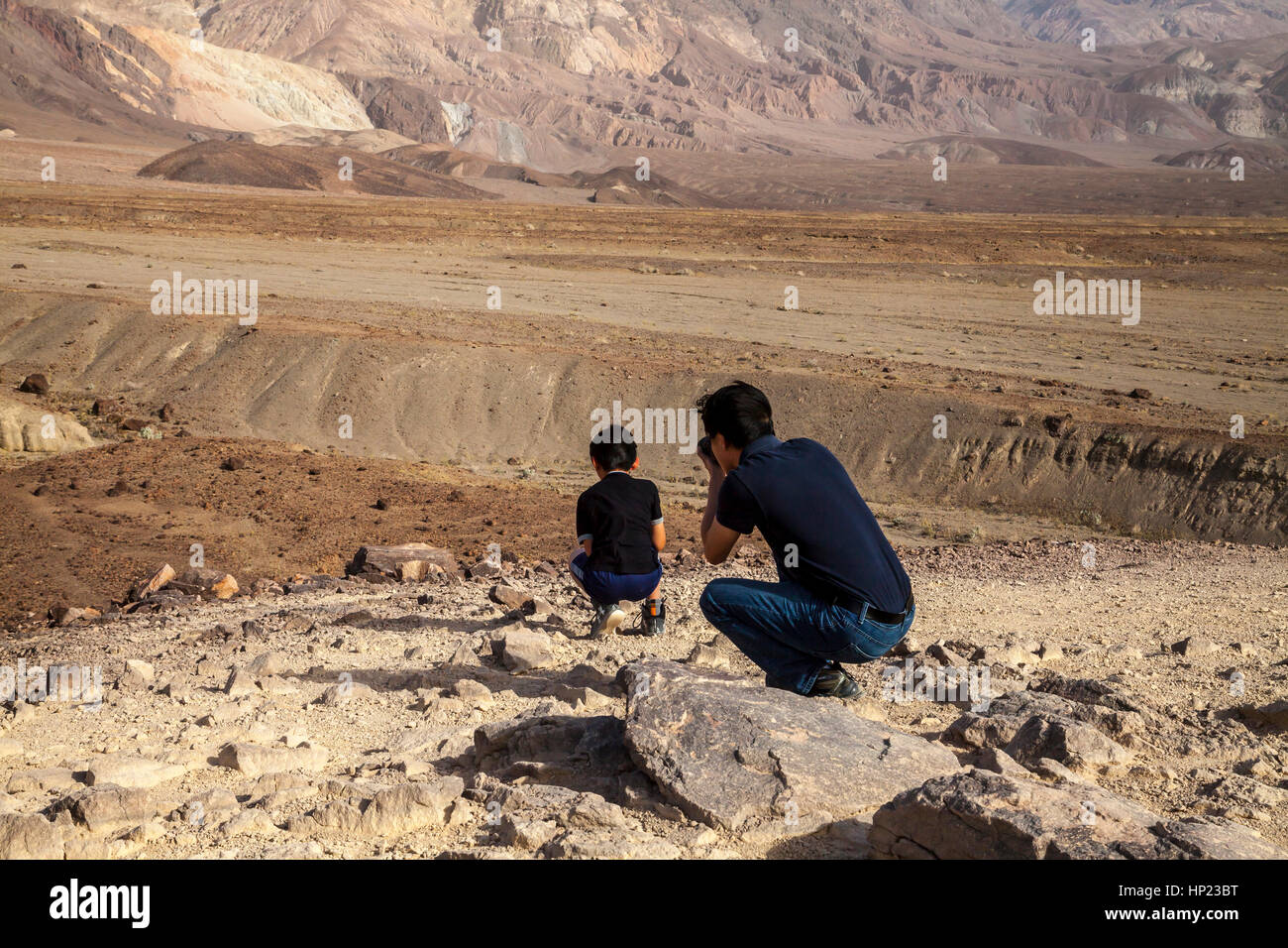 Padre di scattare le foto del figlio nella Death Valley, California, Stati Uniti d'America Foto Stock