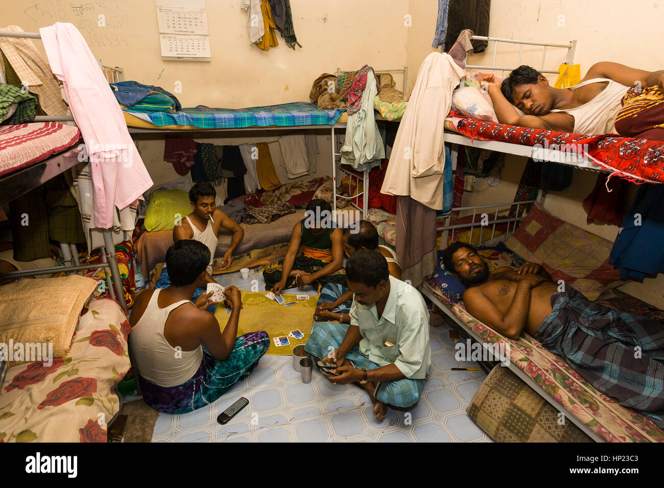 SHARJAH EMIRATI ARABI UNITI - South Asian uomini giocano a carte e il NAP tra i turni in un campo di lavoro nella città di Sharjah, 10km a nord est di Dubai. Foto Stock