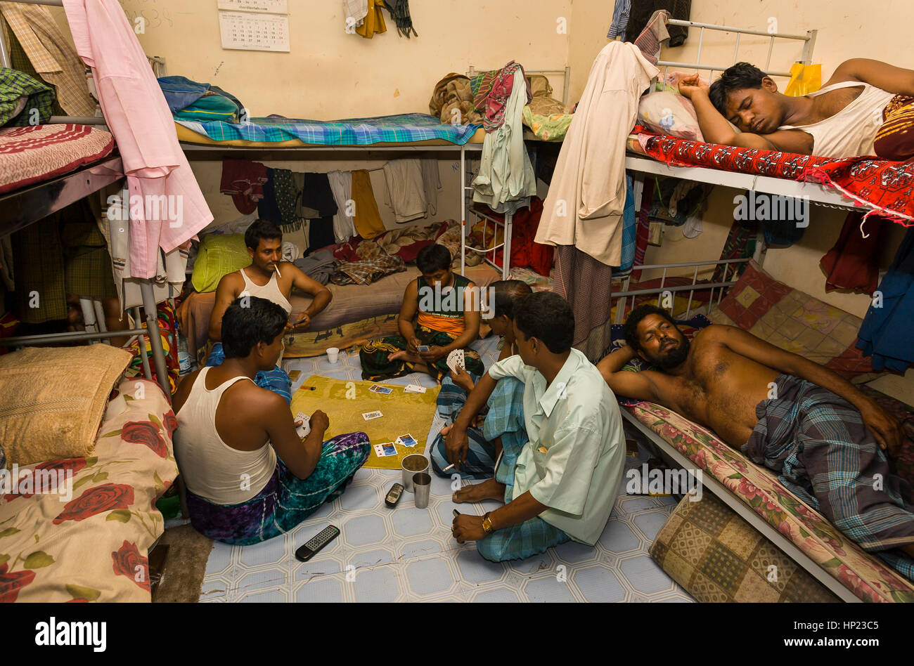 SHARJAH EMIRATI ARABI UNITI - South Asian uomini giocano a carte e il NAP tra i turni in un campo di lavoro nella città di Sharjah, 10km a nord est di Dubai. Foto Stock