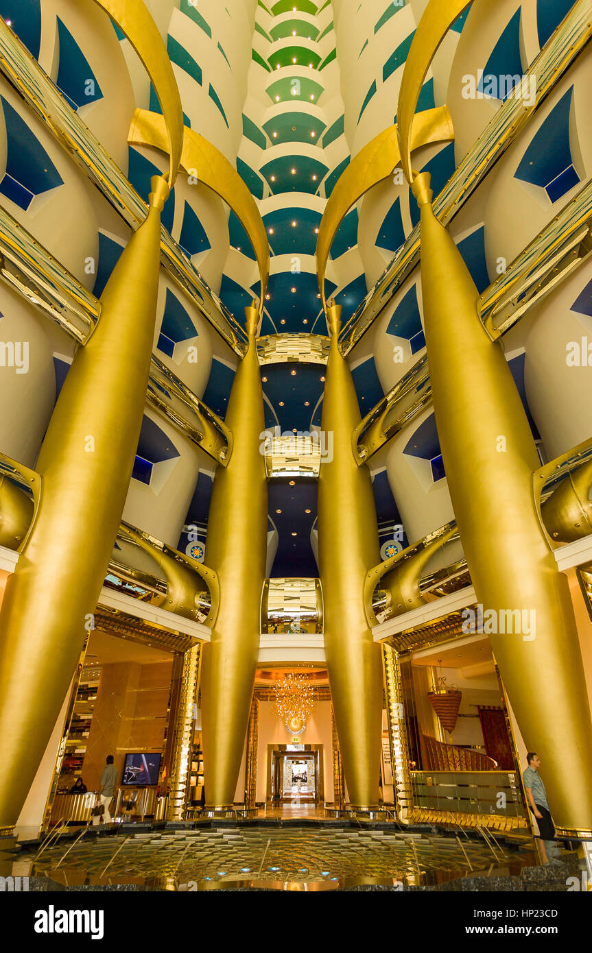 DUBAI, Emirati Arabi Uniti - Lobby del Burj Al Arab Hotel di lusso in Jumeirah, sulla costa del Golfo Persico. 320m-tall Burj Al Arab si spaccia come il primo al mondo a sette stelle. Foto Stock