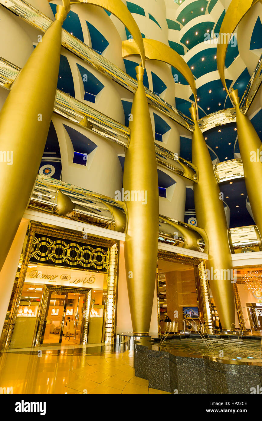 DUBAI, Emirati Arabi Uniti - Lobby del Burj Al Arab Hotel di lusso in Jumeirah, sulla costa del Golfo Persico. 320m-tall Burj Al Arab si spaccia come il primo al mondo a sette stelle. Foto Stock