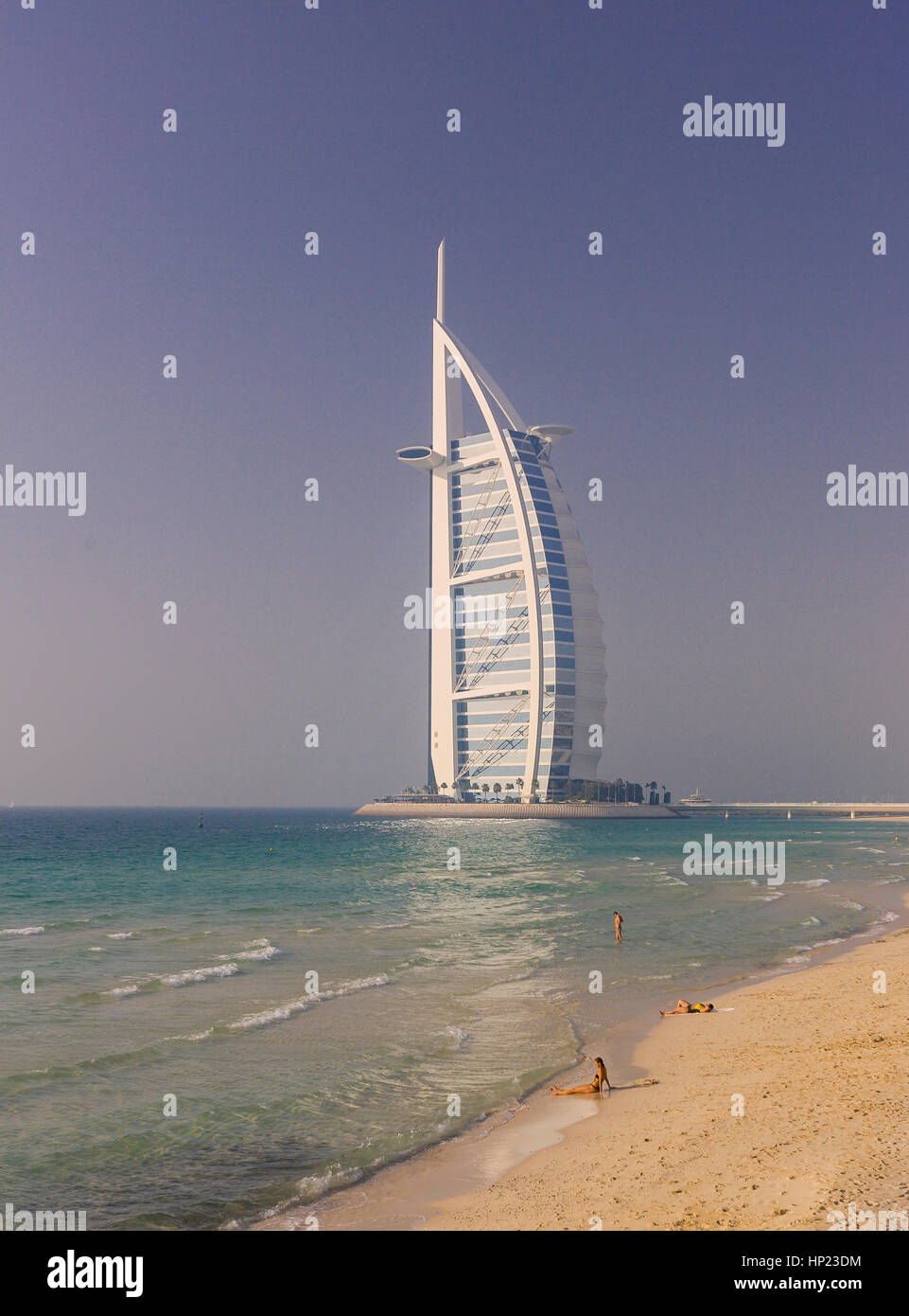 DUBAI, Emirati Arabi Uniti - il Burj Al Arab Hotel di lusso in Jumeirah, sulla costa del Golfo Persico. 320m-tall Burj Al Arab è un iconico simbolo visivo per Dubai. Esso si considera il primo al mondo a sette stelle. Foto Stock