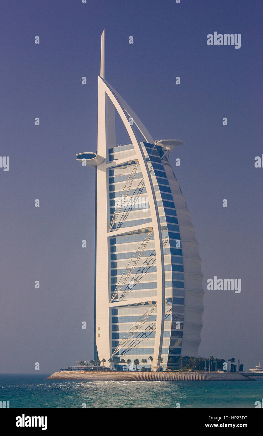 DUBAI, Emirati Arabi Uniti - il Burj Al Arab Hotel di lusso in Jumeirah, sulla costa del Golfo Persico. 320m-tall Burj Al Arab è un iconico simbolo visivo per Dubai. Esso si considera il primo al mondo a sette stelle. Foto Stock