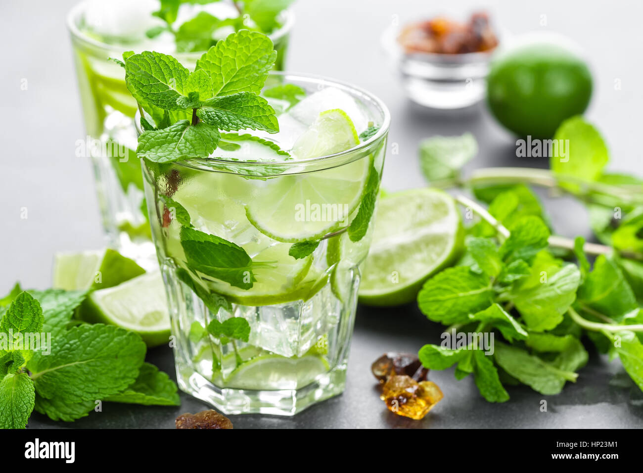 Il Mojito Cubano o caipirinha cocktail, bevanda ghiacciata con lime e menta Foto Stock