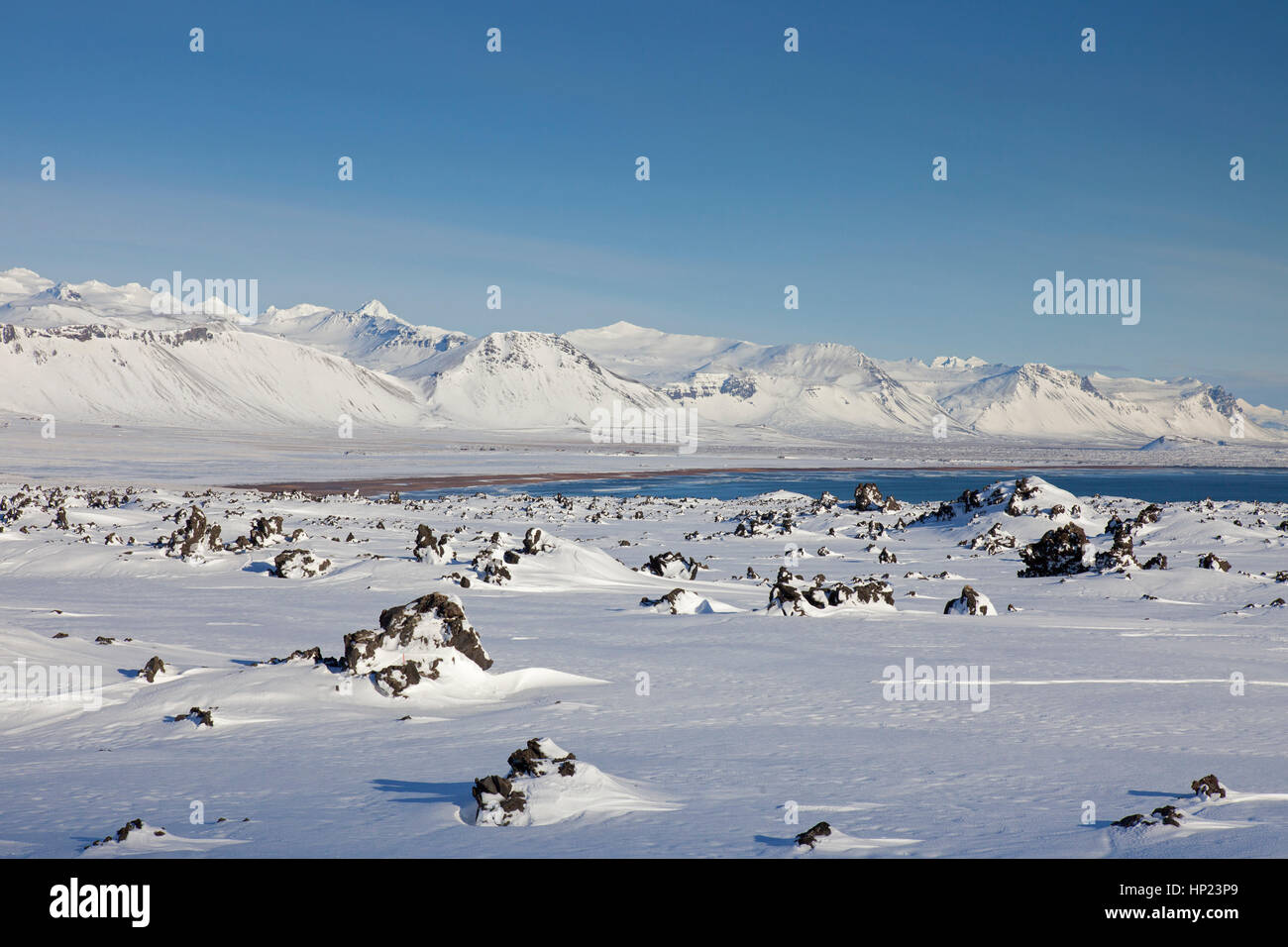 Campo di lava coperto di neve in Snaefellsjoekull National Park in inverno sulla penisola Snaefellsnes in Islanda Foto Stock