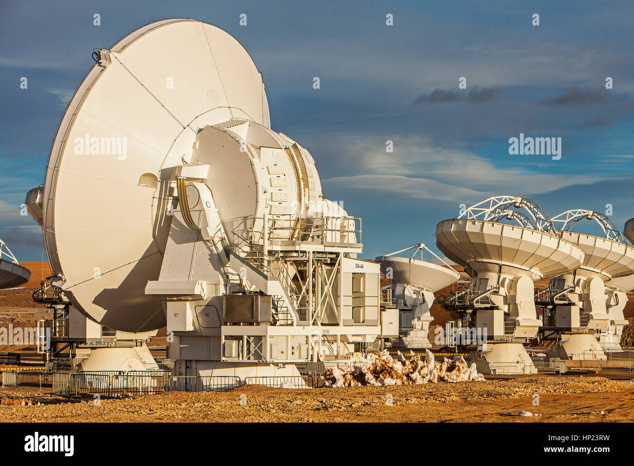 ALMA observatory, antenne nella piana di Chajnantor, 5000 metri di altitudine,operazioni Array sito (AOS), il deserto di Atacama. Region de Antofagasta. Cile Foto Stock