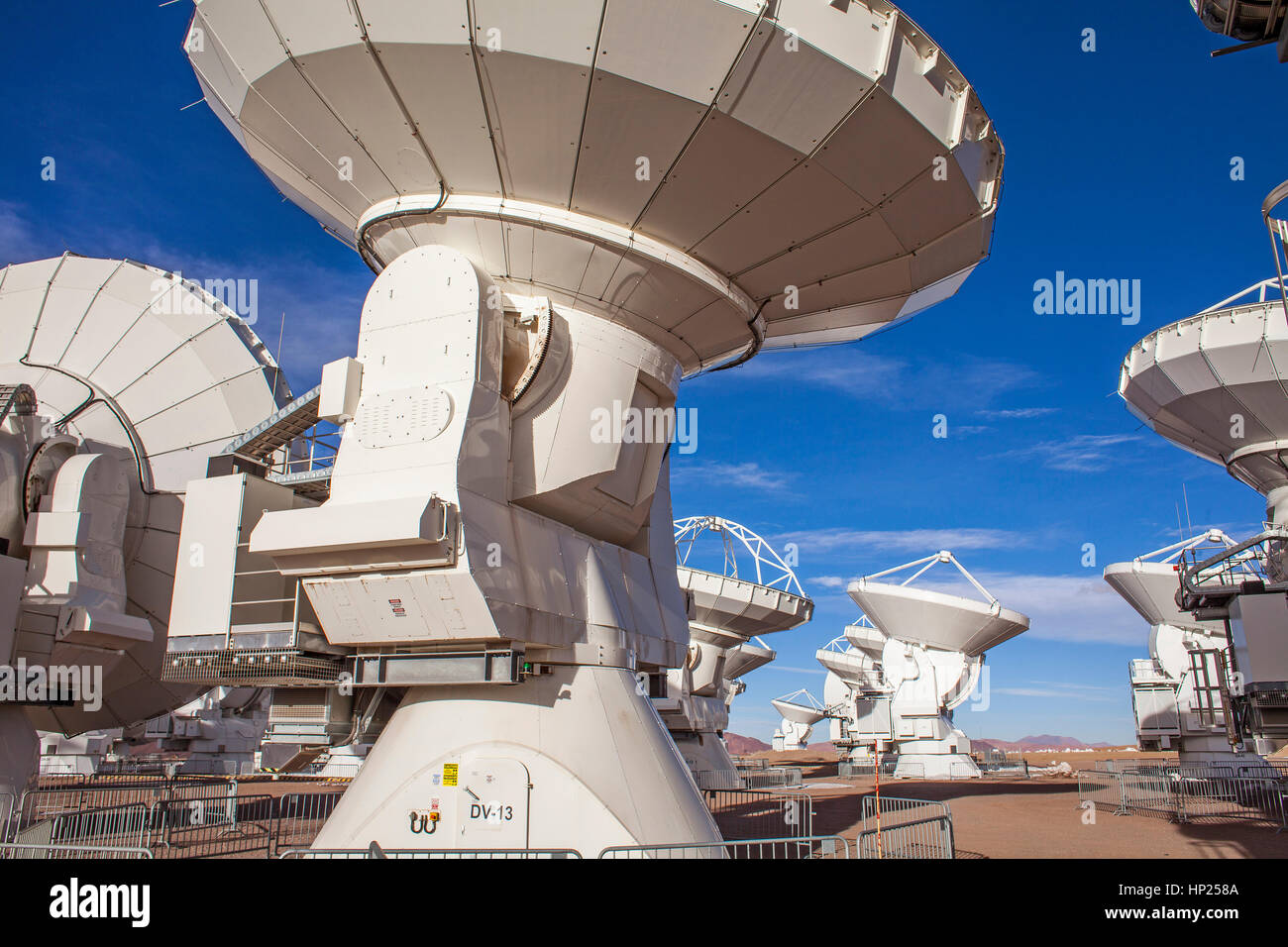 ALMA observatory, antenne nella piana di Chajnantor, 5000 metri di altitudine,operazioni Array sito (AOS), il deserto di Atacama. Region de Antofagasta. Cile Foto Stock