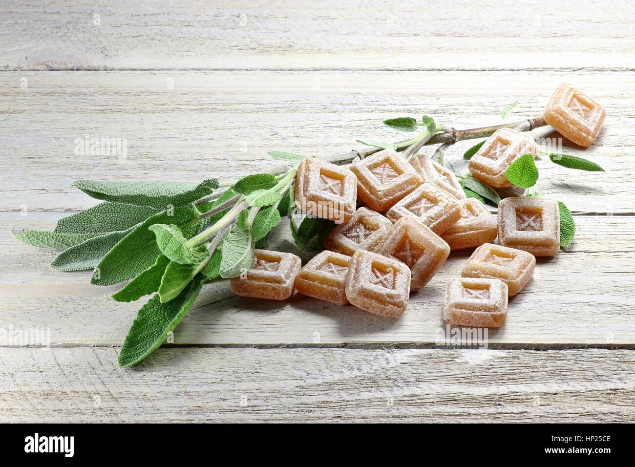 La salvia caramelle su sfondo di legno Foto Stock