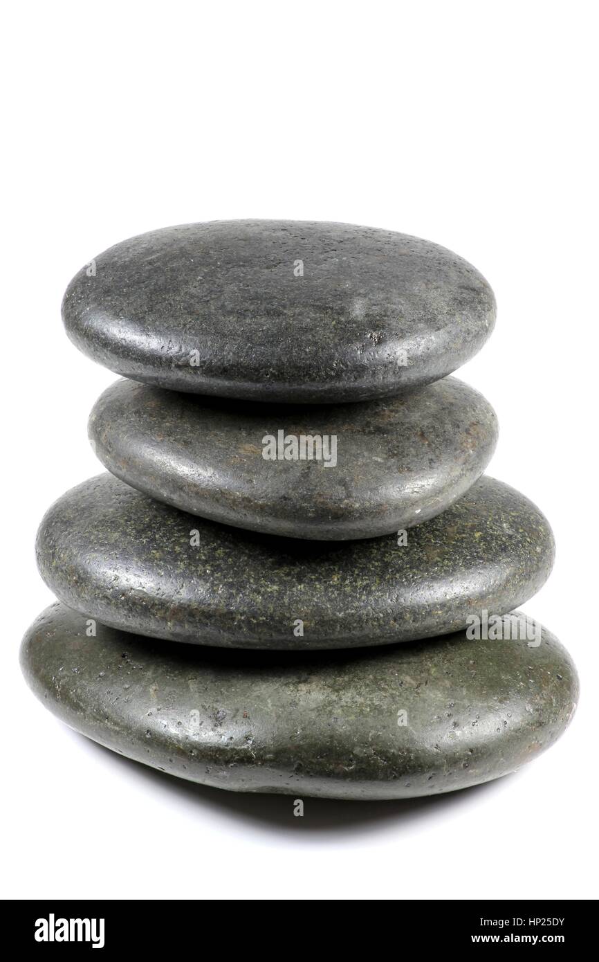 Pietre di basalto per massaggio hot stone isolati su sfondo bianco Foto Stock