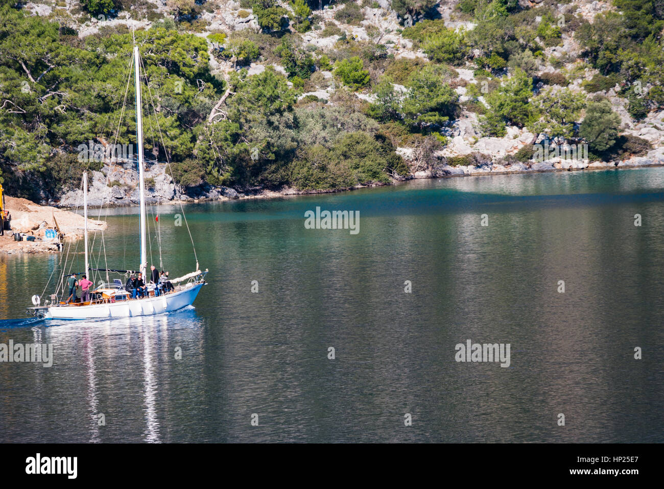 Bianca vela barca riflessioni, beyaz yelkenli yansıması Foto Stock