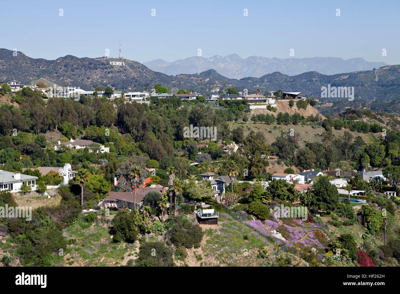 Hollywood, California, Stati Uniti d'America - febbraio, 2° 2011: Hollywood Sign e case di collina vista dal famoso parco Runyon al di sopra di Los Angeles. Foto Stock