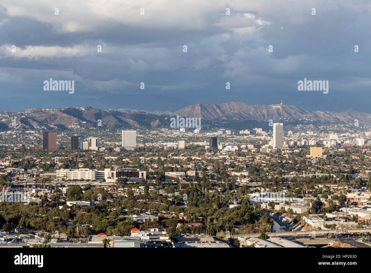 Los Angeles, California, Stati Uniti d'America - 1 Novembre 2014: libera di smog dopo la tempesta cieli di Hollywood e Los Angeles bacino. Foto Stock
