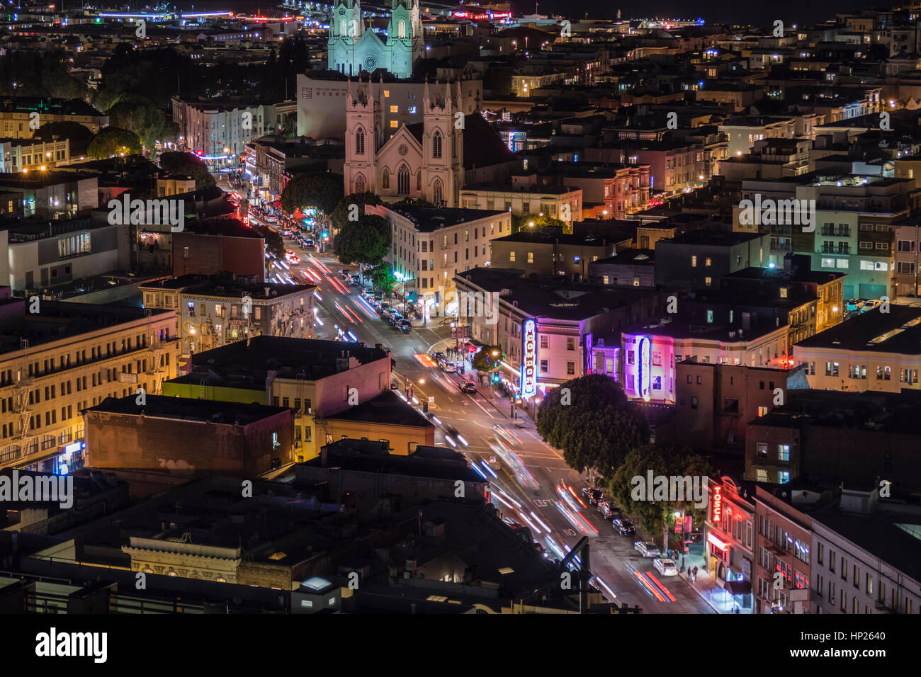 San Francisco, California, Stati Uniti d'America - 23 Aprile 2016: vista notturna di Columbus Ave. in spiaggia Nord quartiere di San Francisco. Foto Stock