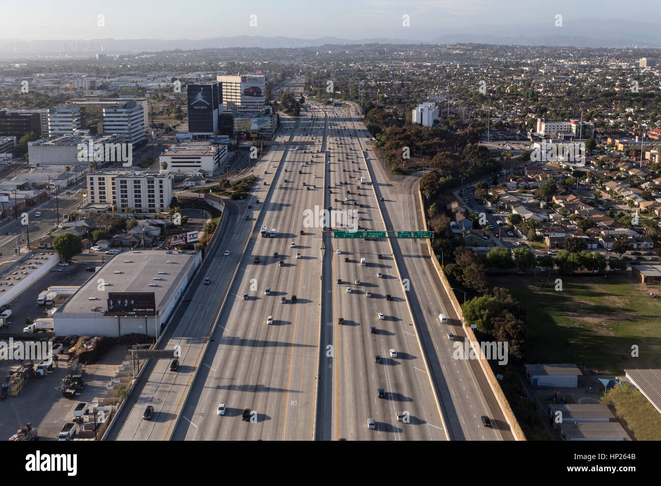 Los Angeles, California, Stati Uniti d'America - 9 Maggio 2014: Antenna del traffico che scorre sul massiccio San Diego Freeway 405 in direzione nella zona ovest di Los Angeles. Foto Stock