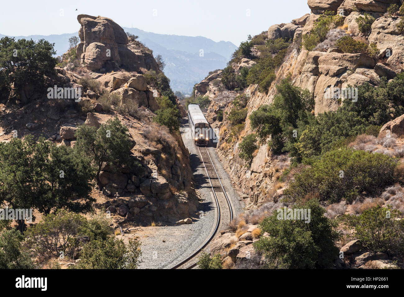 Los Angeles, California, Stati Uniti d'America - 29 Settembre 2014: Amtrak Surfliner treno passa attraverso la Santa Susana Pass. Foto Stock