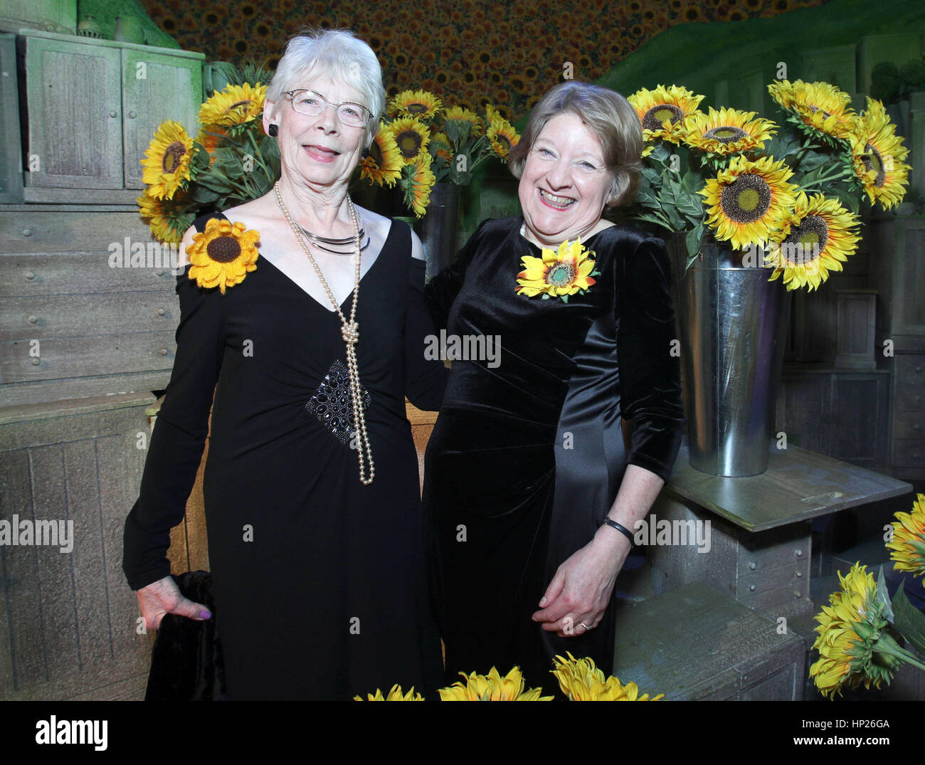 Understudy Judith Street (a destra), che interpreta il ruolo di Jessie, dopo aver lasciato il West End debutto in un ruolo di primo piano all'età di 67, con uno dei membri dell'originale "Calendar Girls' Beryl Bamforth - il carattere Jessie è basata su - dopo una prestazione di commedia musicale e le ragazze al Phoenix Theatre, Londra. Foto Stock