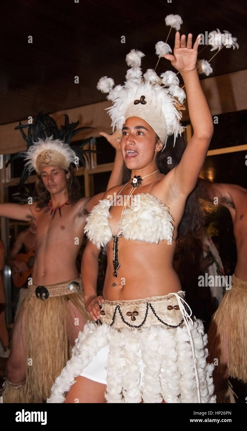 La ballerina Kari Kari esegue tradizionali danze polinesiane in abiti tradizionali a Rapa Nui (Isola di Pasqua), Cile Foto Stock