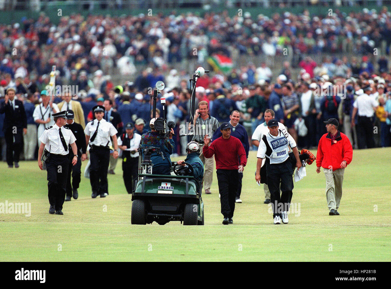 TIGER WOODS cammina verso il basso 18TH British Open di st.andrews st.andrews SCOZIA 23 Luglio 2000 Foto Stock