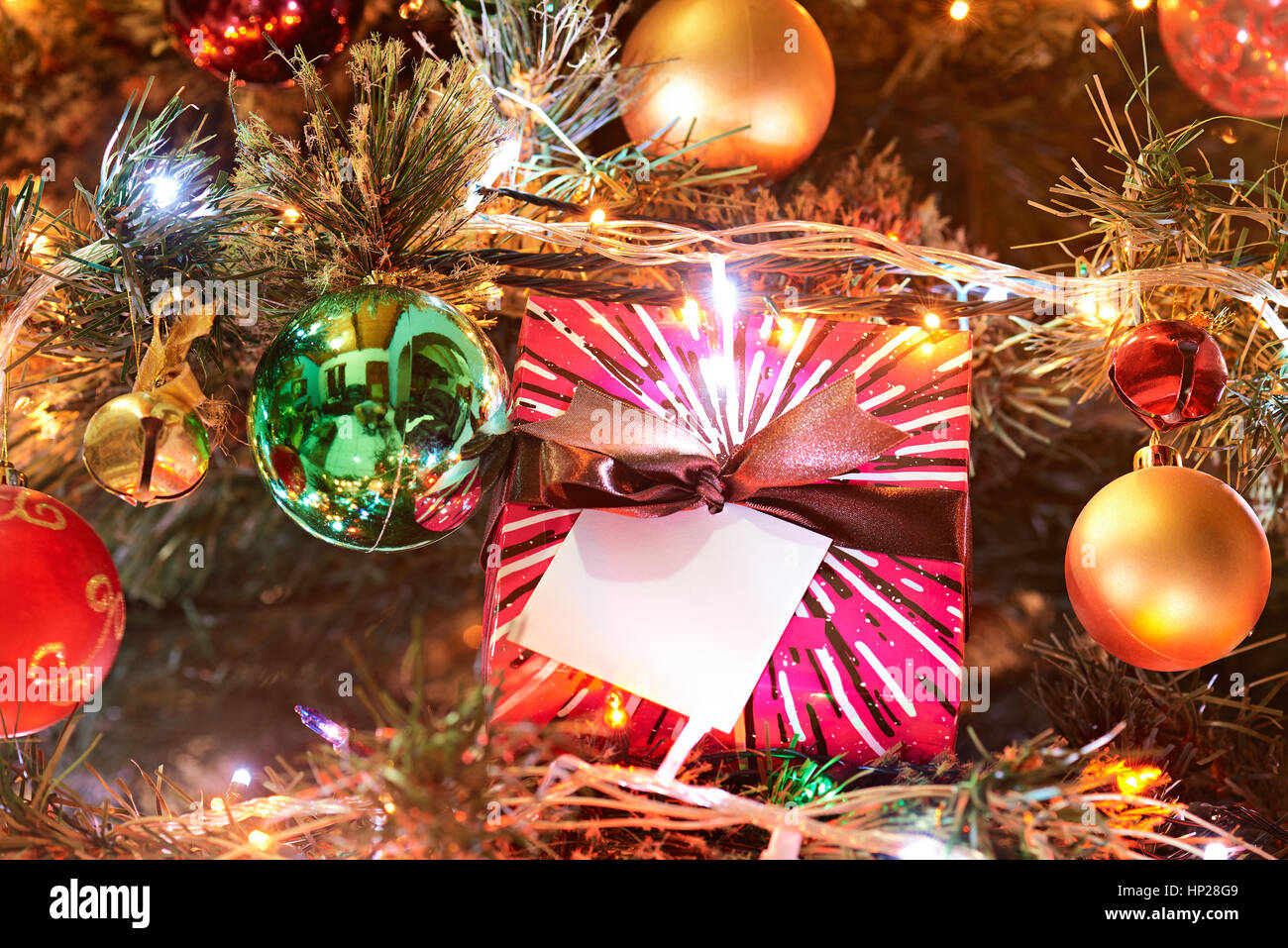 Decorazione di Natale sfondo con sfere e confezione regalo. Albero di natale luci Foto Stock