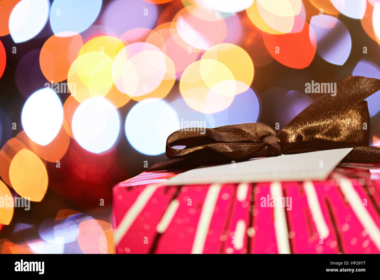 Colorfull regalo di Natale scatola con prua su sfondo glitter Foto Stock
