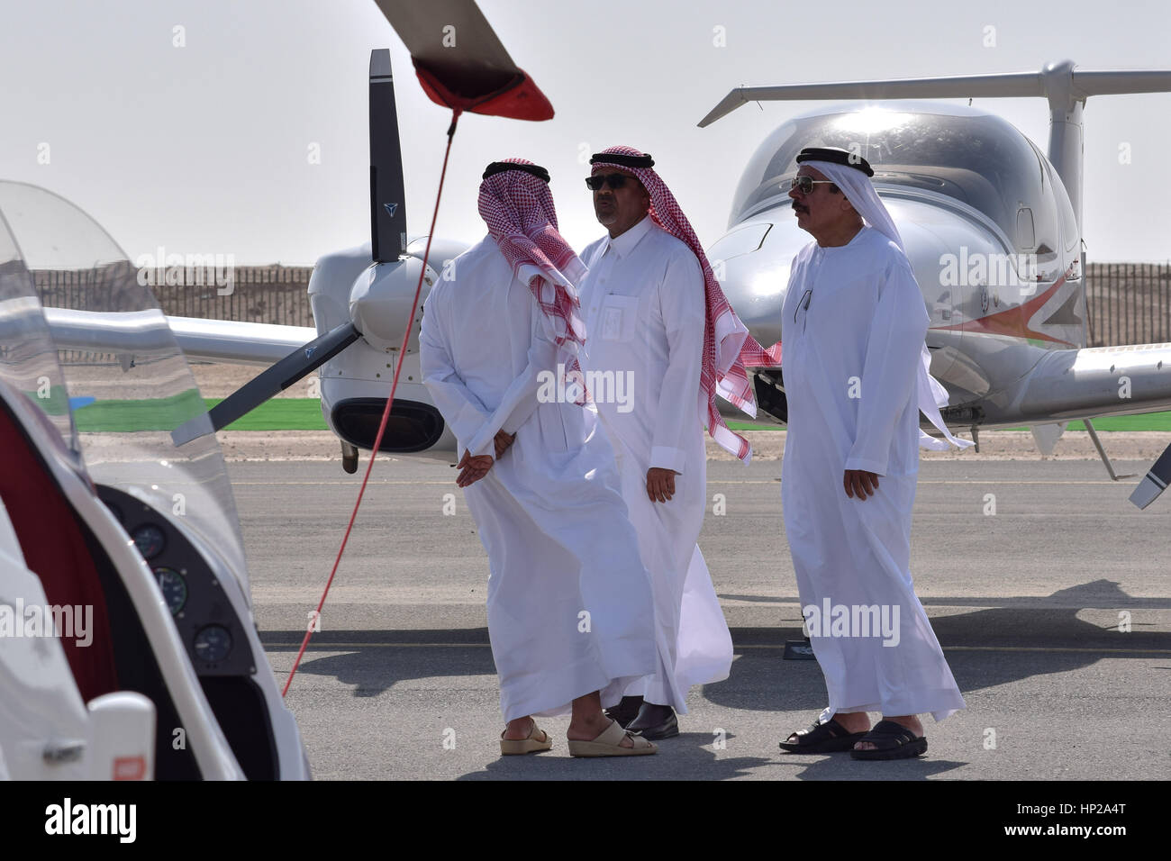 Al Khor aeroporto, Qatar, 10 feb 2017. Qatar uomini accanto all'aeromobile durante il Al Khor credito Airshow: Gina Layva/Alamy Live News Foto Stock