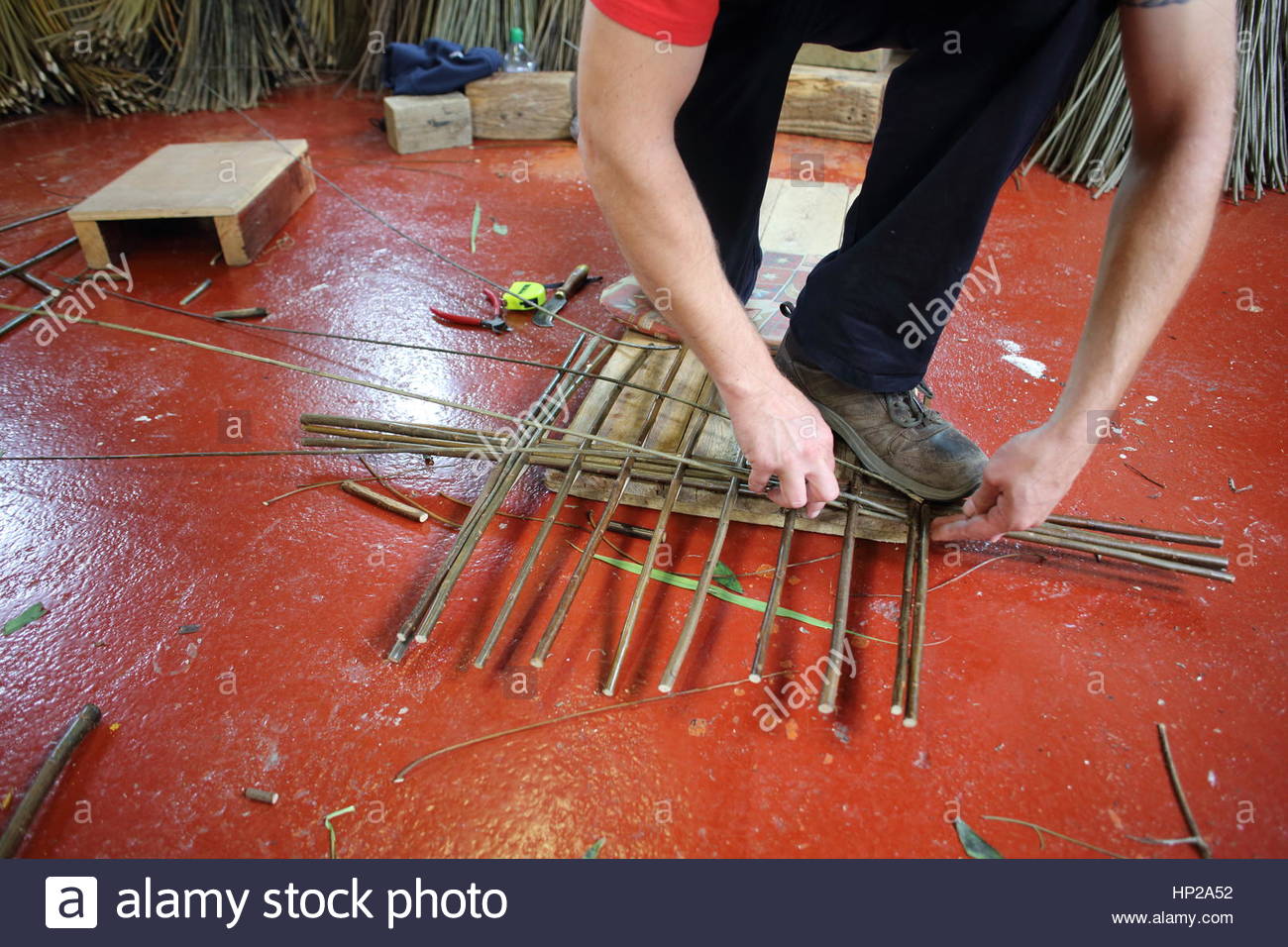 Un cestello tessitore al lavoro con ance in Galway Irlanda Foto Stock