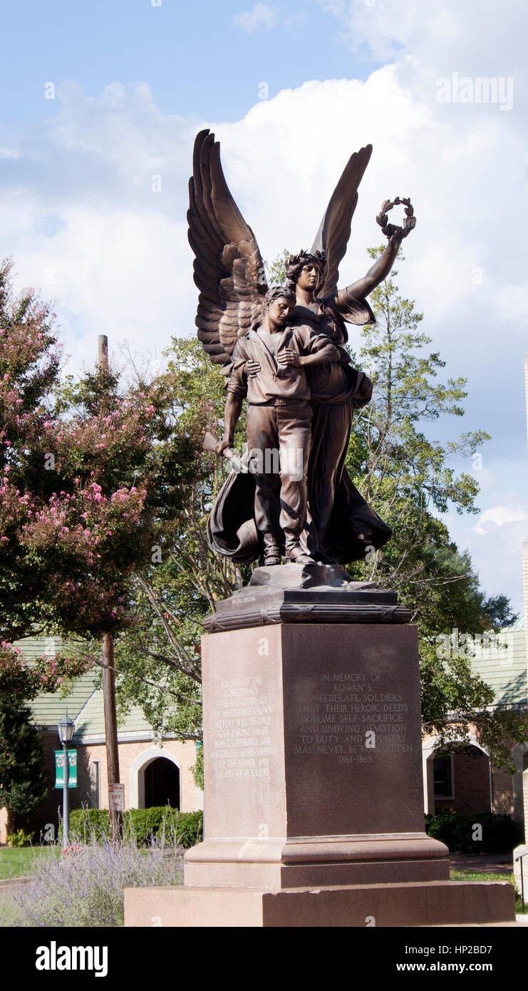 Un toccante monumento della guerra civile a Salisbury, Carolina del Nord, raffigura un angelo che tiene in braccio un soldato confederato caduto in solenne ricordo. Foto Stock