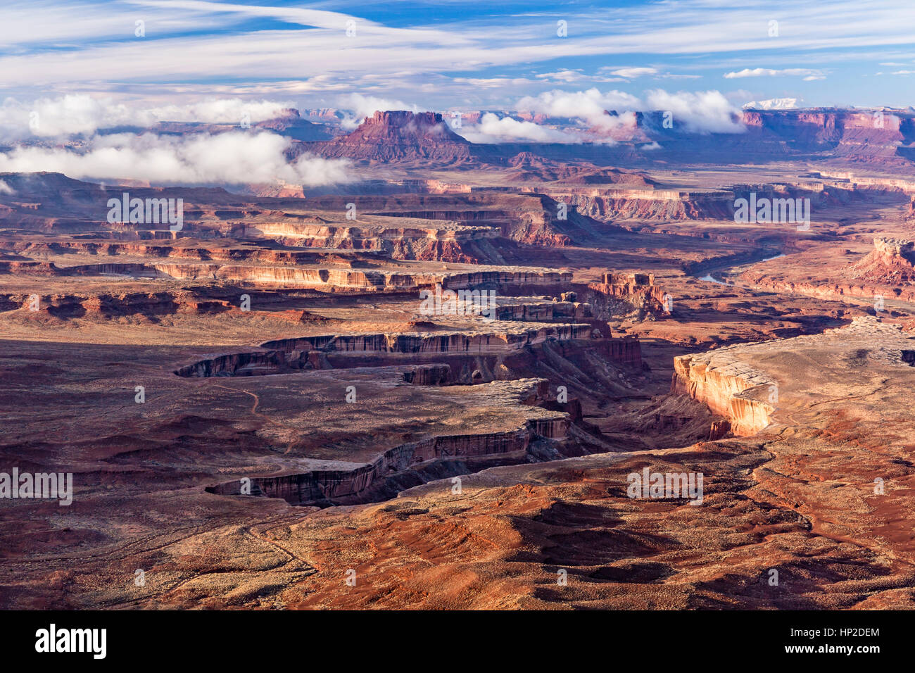 Nebbia di mattina bruciando in Soda Springs bacino, visto dal Green River si affacciano nel Parco Nazionale di Canyonlands, Utah Foto Stock