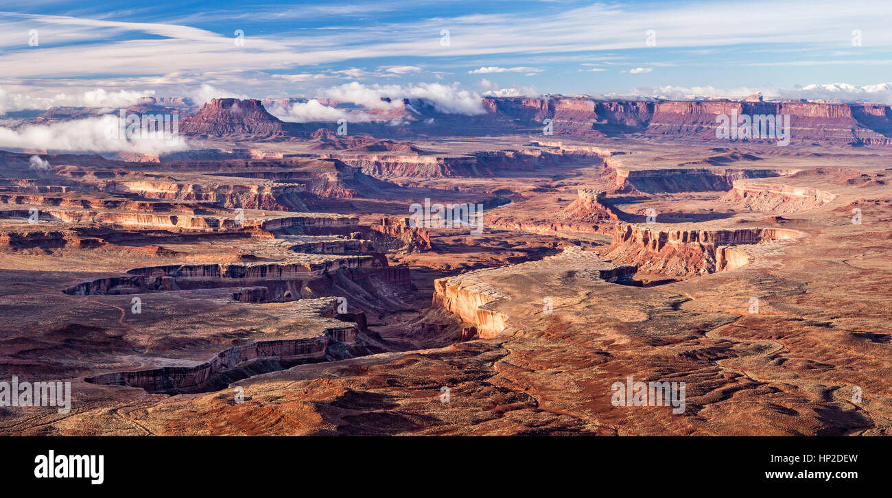 Mattina nuvole attardatevi Soda Springs e il bacino del fiume Verde, visto dal Green River si affacciano nel Parco Nazionale di Canyonlands, Utah Foto Stock