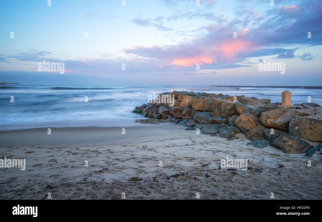 Sunrise costiera con spiaggia e vista oceano a Ocean Beach. San Diego, California, Stati Uniti d'America. Foto Stock