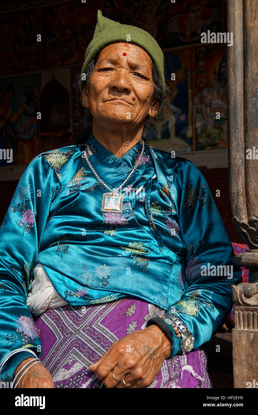 Donna anziana seduta in una casa anziani in Pashuatinath, Kathmandu, Nepal Foto Stock