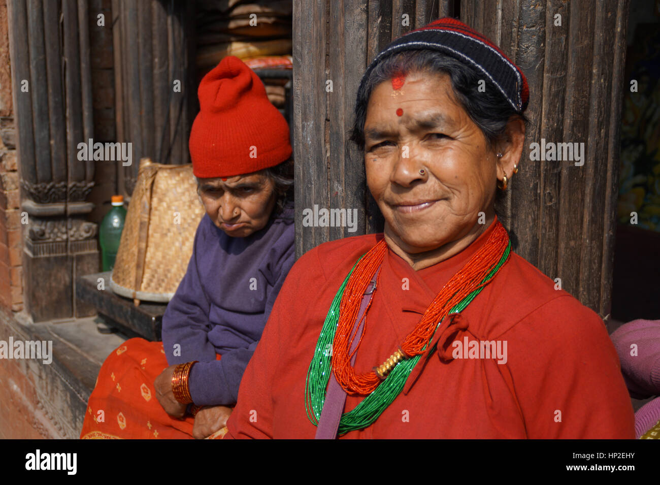 Due donne anziane seduti insieme negli anziani home in Pashupatinath, Nepal Foto Stock