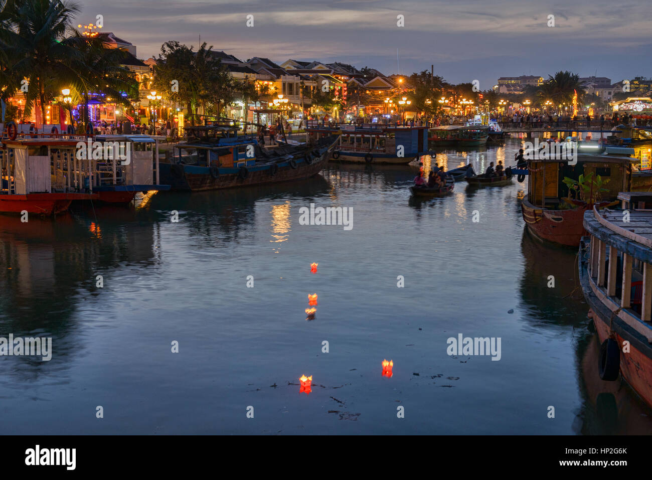 Lanterne a candela galleggiante sul fiume Thu Bon per la luna piena festival, Hoi An, Vietnam Foto Stock