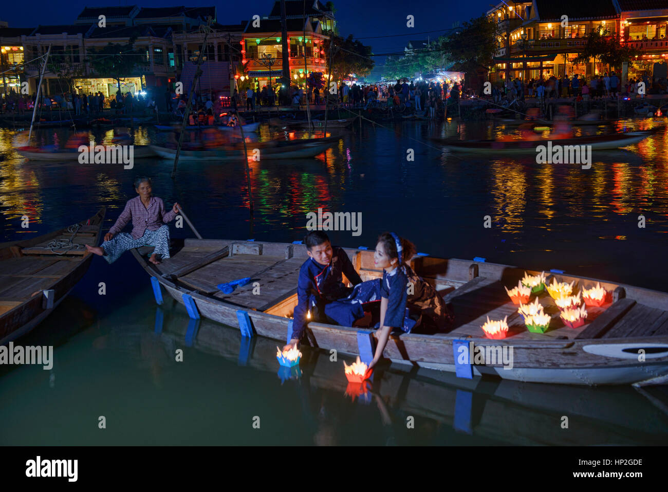 Giovane galleggianti lanterne a candela sul fiume Thu Bon durante la luna piena festival, Hoi An, Vietnam Foto Stock