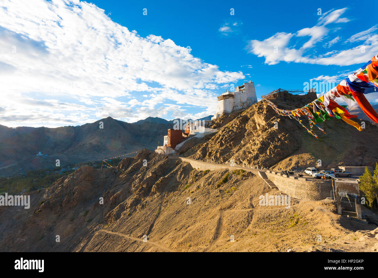 Tsemo Fort e Namgyal Tsemo Gompa sulla cima di una montagna sopra Leh e Valle di Nubra su un giorno di estate in Ladakh, India. Posizione orizzontale Foto Stock