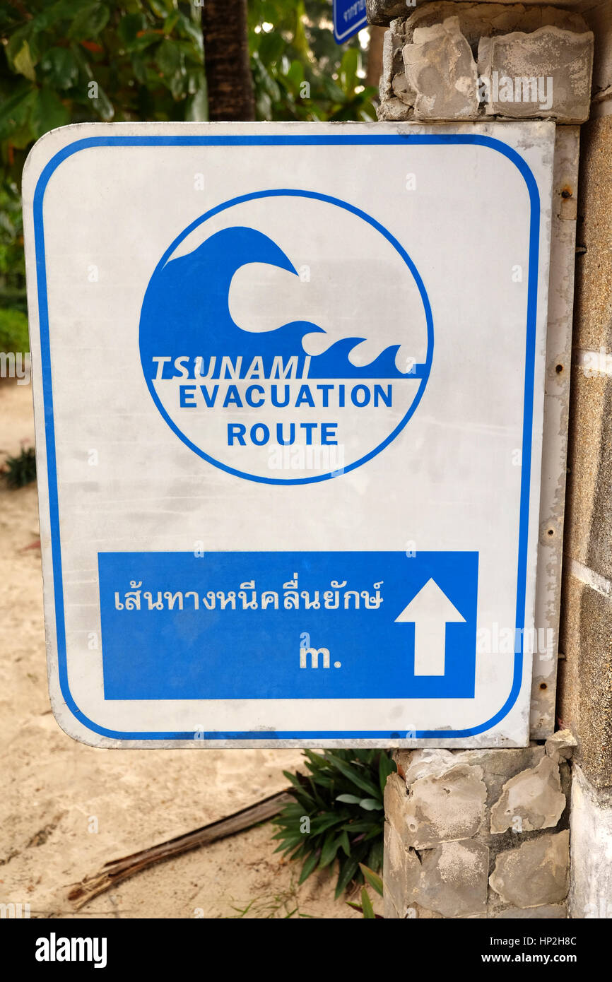 Tsunami delle luci di avvertimento pericolo e guida di evacuazione, Kamala Beach, Phuket, Tailandia Foto Stock