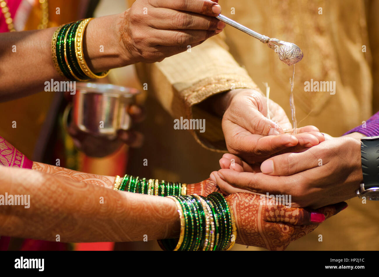 Il Kanyadaan dono di una cerimonia inaugurale di indù rituale di nozze. Nagpur, Maharashtra, India Foto Stock