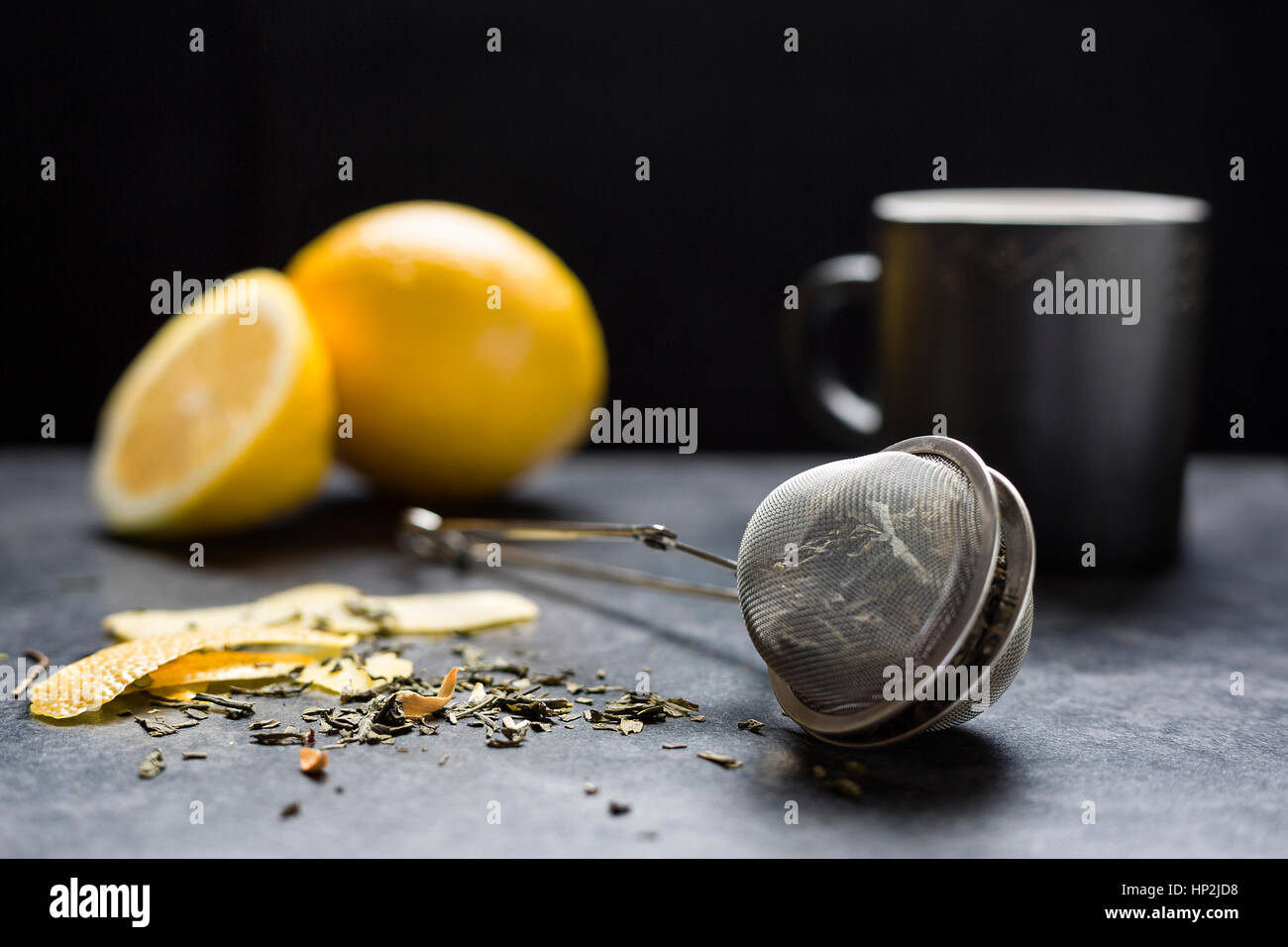 Il tè verde con la scorza di limone, sfondo nero Foto Stock