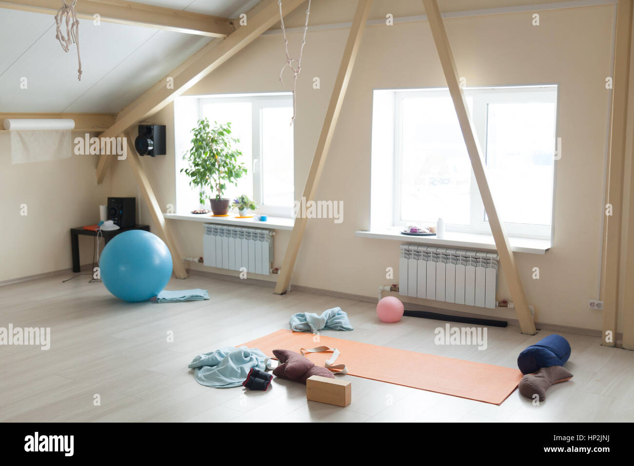 Yoga classe interno Foto Stock