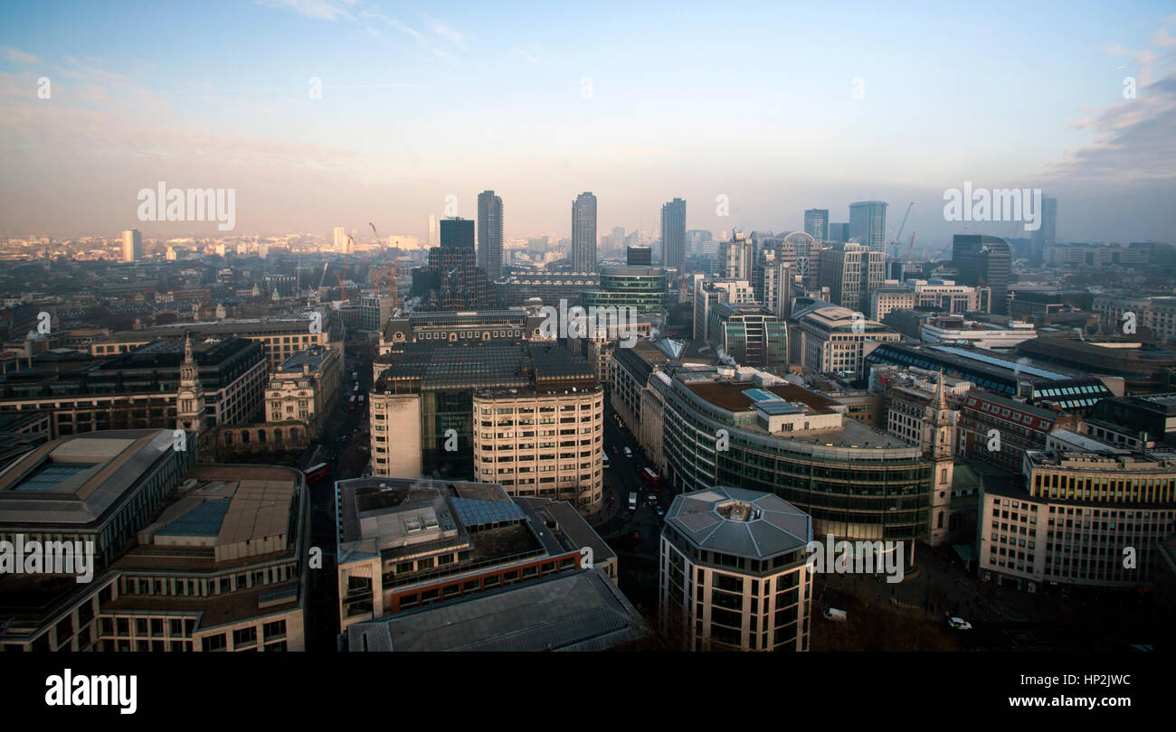 Antenna vista di Londra in un giorno di nebbia dalla cattedrale di St Paul Foto Stock