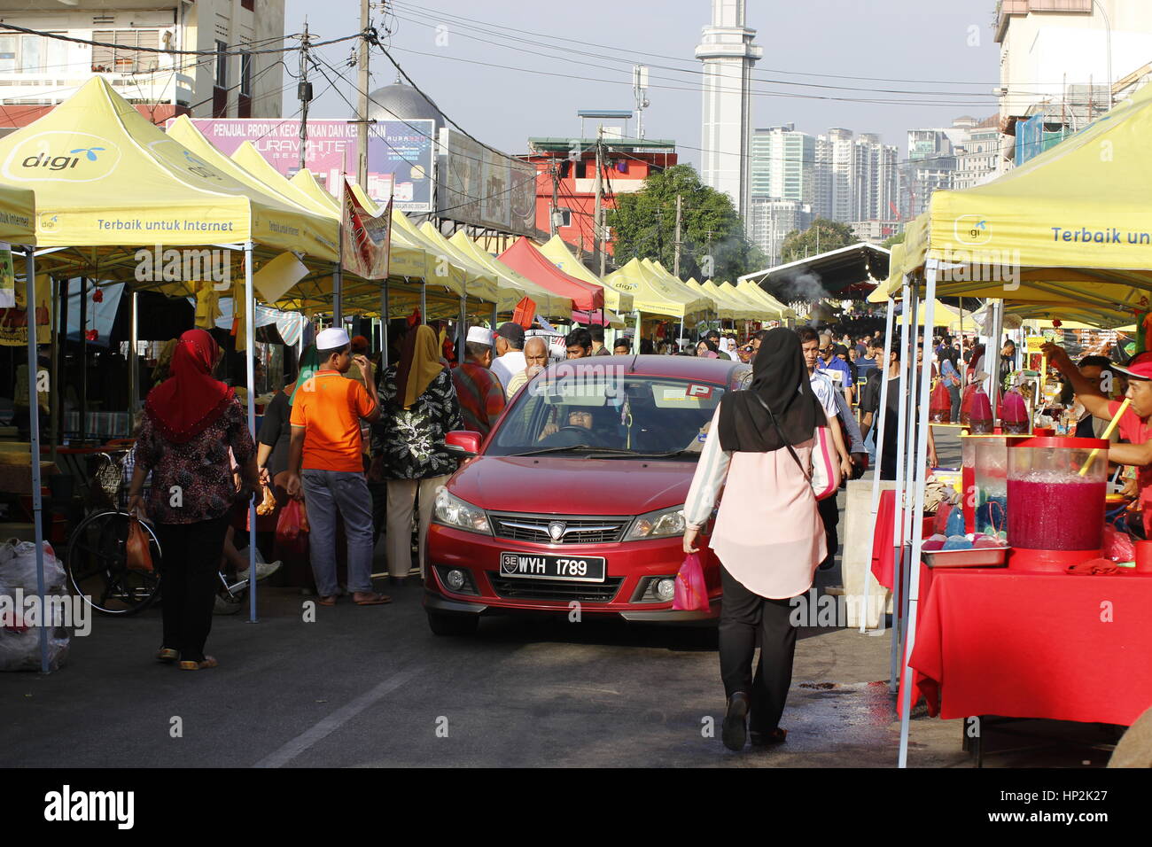 Il Ramadan bazaar a Kampung Baru, Kuala Lumpur, Malesia. Chioschi che servono i musulmani per la rottura rapida. Foto Stock