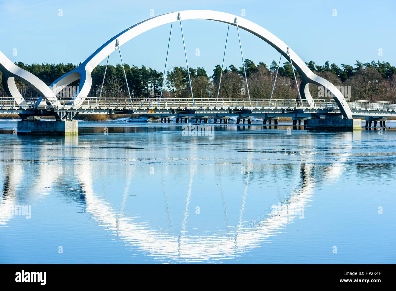 Solvesborg, Svezia - 14 Febbraio 2017: ambientale documentario di il più lungo ponte pedonale in Europa. Uno dei tre archi con la riflessione Foto Stock