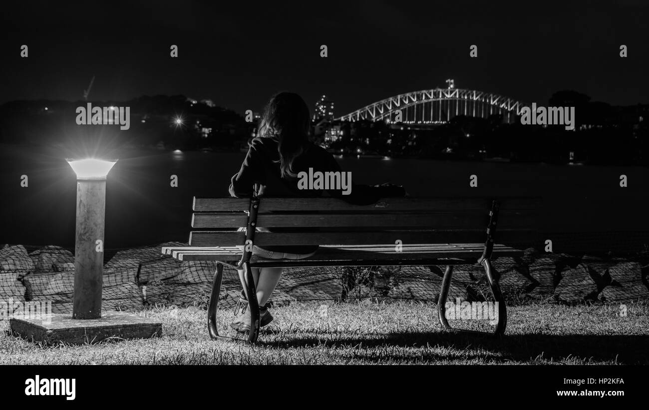 Guardando il Sydney Harbour Bridge di notte Foto Stock