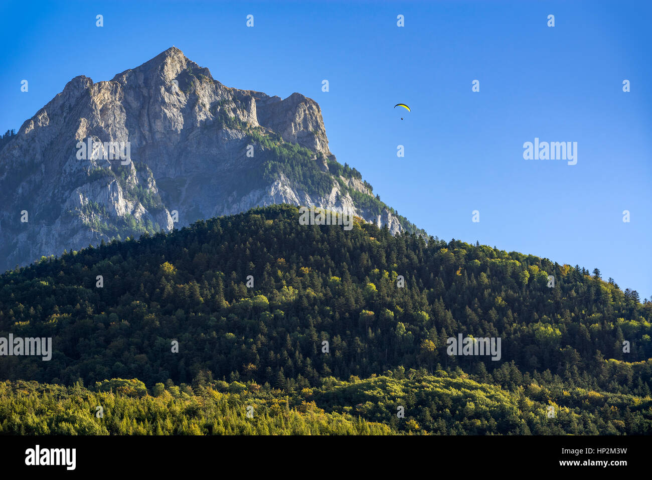 Parapendio al Grand Morgon (Pic de Morgon) in estate. Serre Poncon Lake, Savines-le-Lac, Hautes Alpes, a sud delle Alpi Francesi, Francia Foto Stock