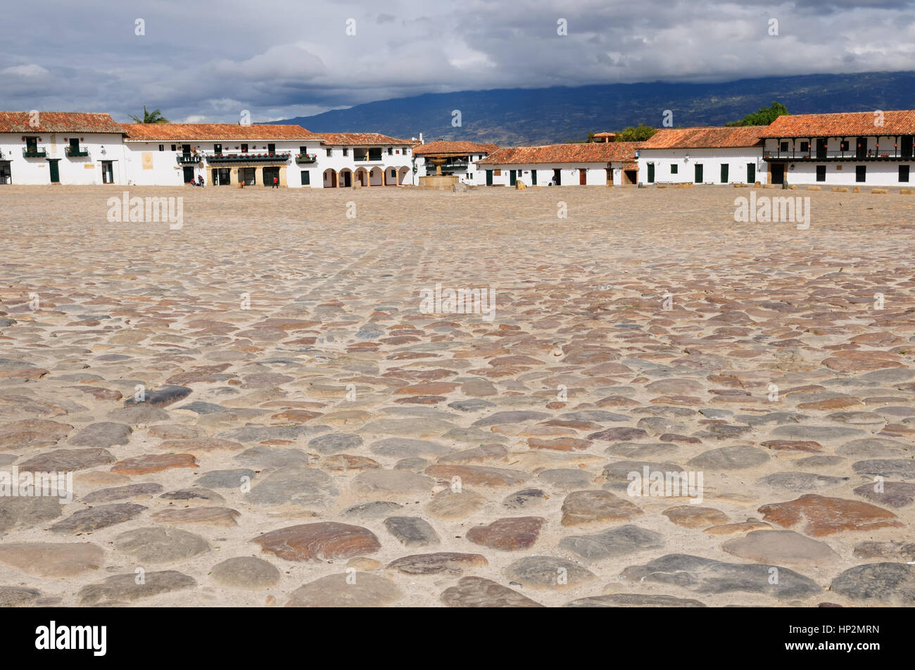 La Colombia, bella villa bianca con tetti di scandole nascosta dietro le mura di colonial Villa de Leyva. La Iglesia del Carmen Foto Stock