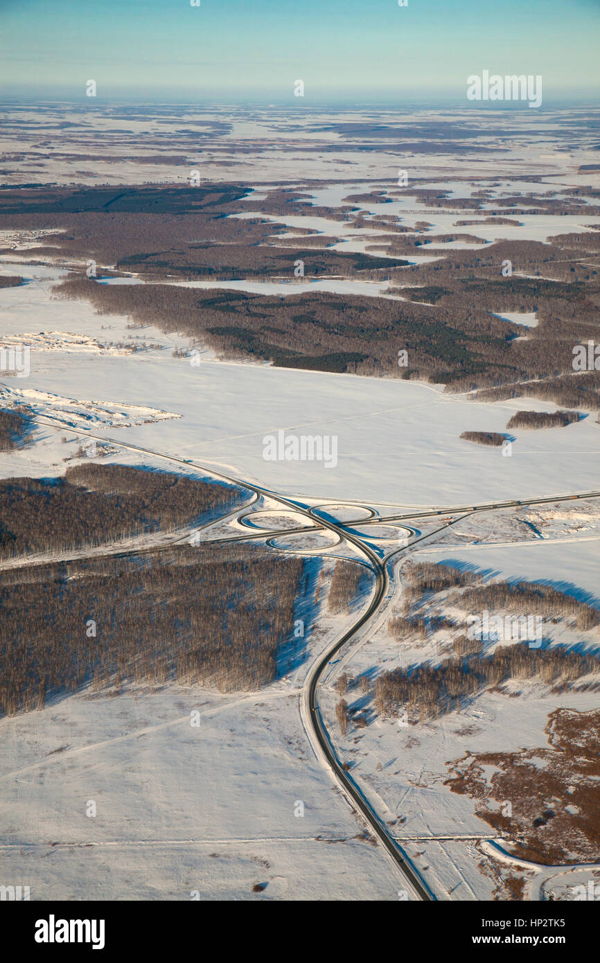 In autostrada in inverno, vista dall'alto Foto Stock